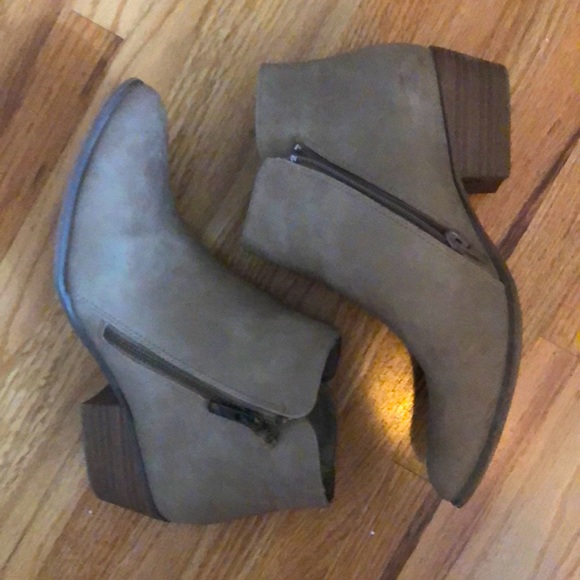 Beige tan coloured short heels with toe point - Picture 1 of 4